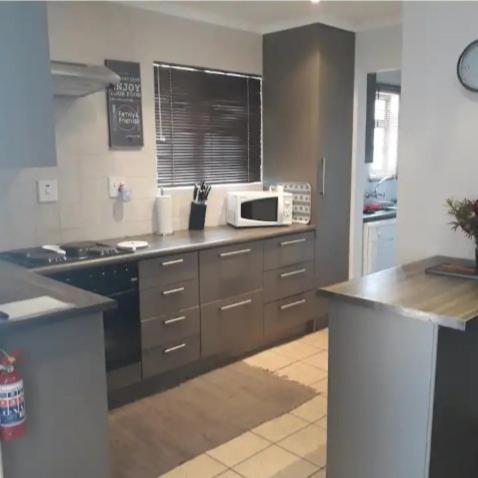 Fancy Pansy Apartment Germiston Exterior photo